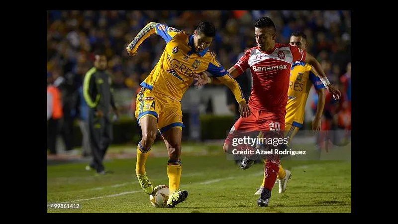 Cầu thủ Tigres UANL với sự quyết tâm vượt qua cầu thủ Toluca trong trận đấu.