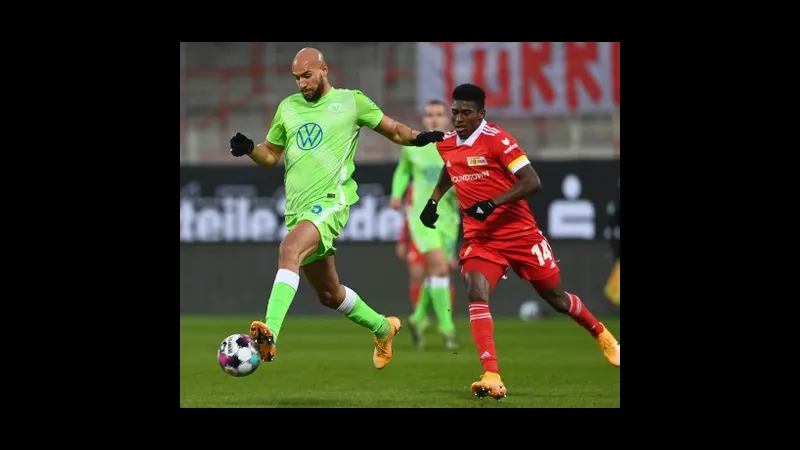 Cầu thủ của Union Berlin đang tung cú sút mạnh vào khung thành của Wolfsburg Cầu thủ của Union Berlin đang tung cú sút mạnh vào khung thành của Wolfsburg